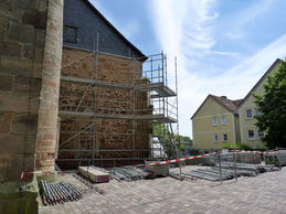 Einrüstung von St. Crescentius an der Südseite (Foto: Karl-Franz Thiede)
